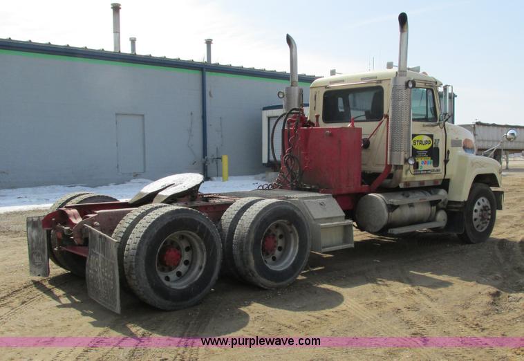image for item G8802 1998 Mack CH613 semi truck