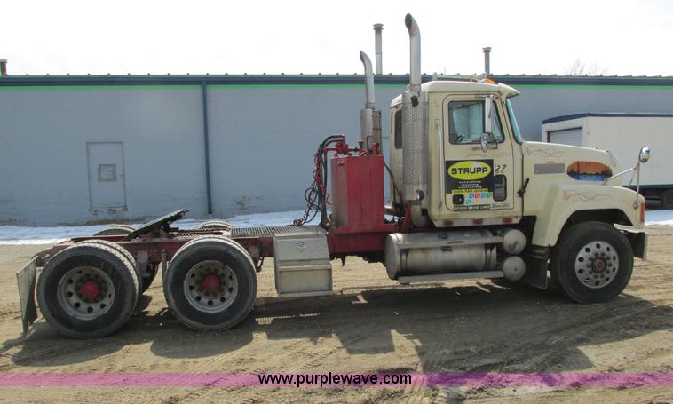 image for item G8802 1998 Mack CH613 semi truck