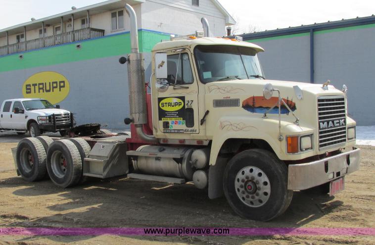 image for item G8802 1998 Mack CH613 semi truck