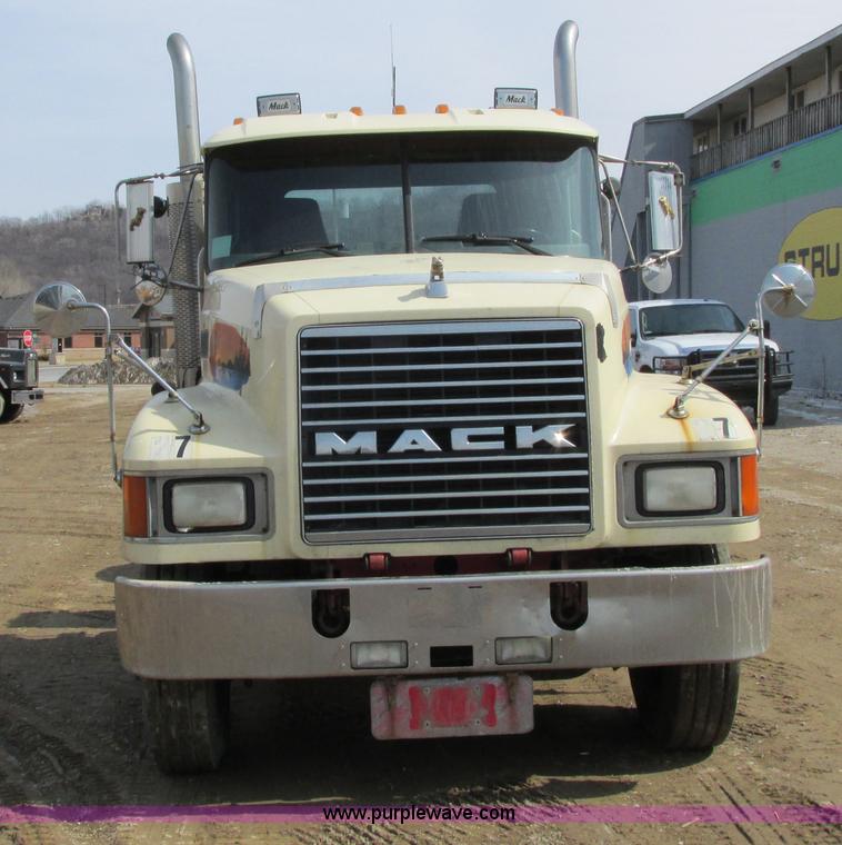 image for item G8802 1998 Mack CH613 semi truck