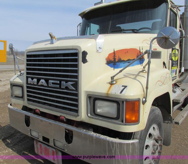 image for item G8802 1998 Mack CH613 semi truck