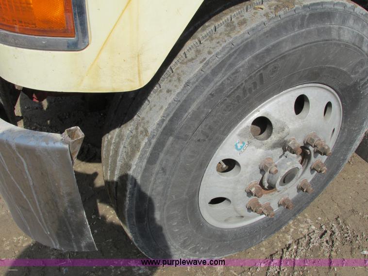 image for item G8802 1998 Mack CH613 semi truck