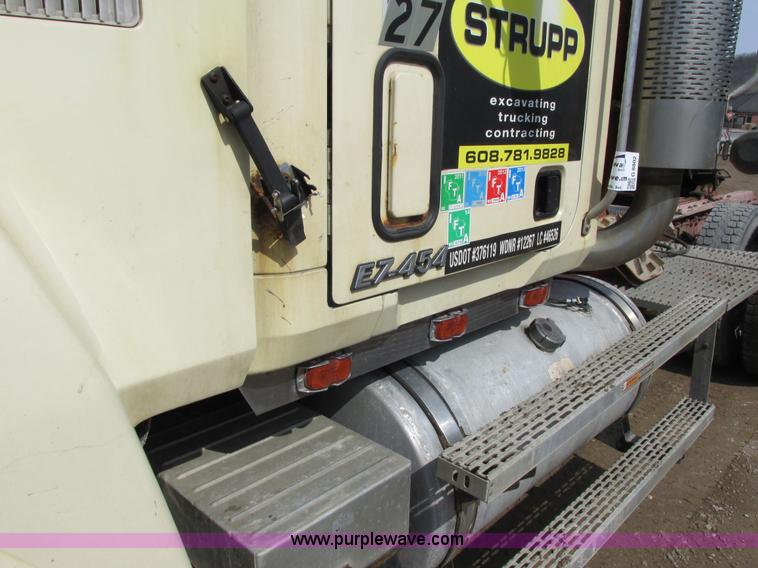 image for item G8802 1998 Mack CH613 semi truck