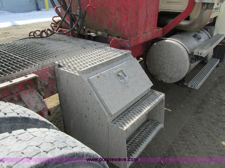 image for item G8802 1998 Mack CH613 semi truck