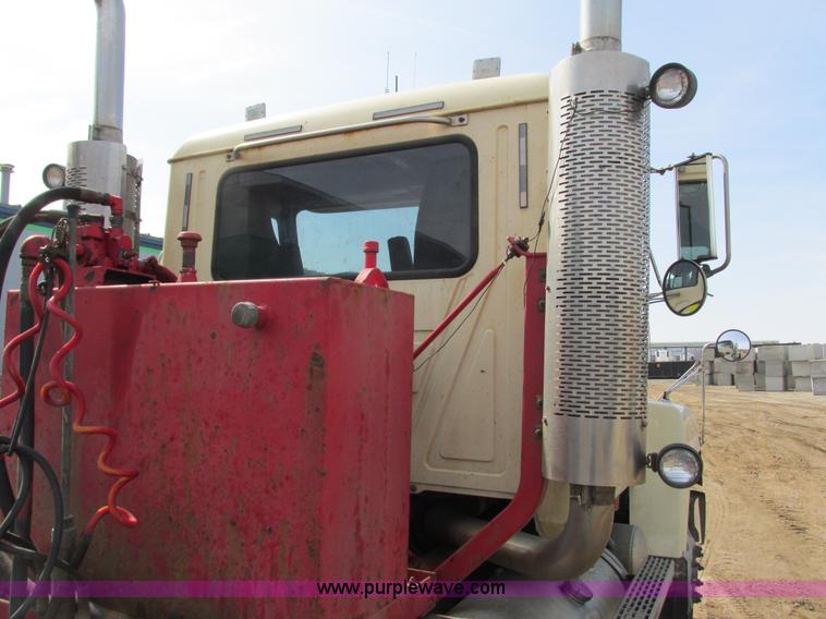 image for item G8802 1998 Mack CH613 semi truck