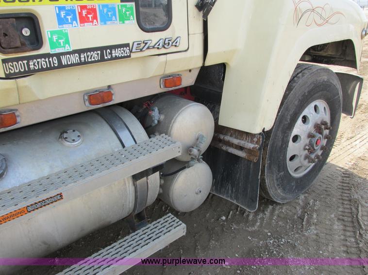 image for item G8802 1998 Mack CH613 semi truck