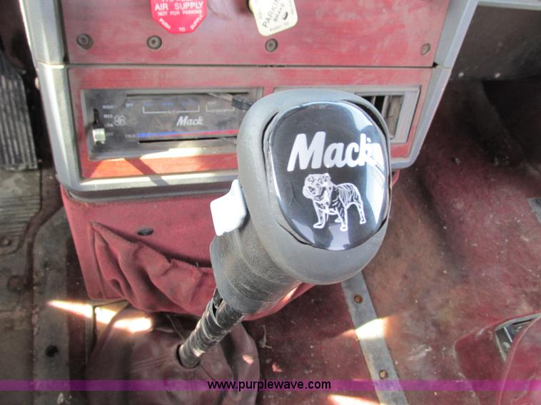 image for item G8802 1998 Mack CH613 semi truck