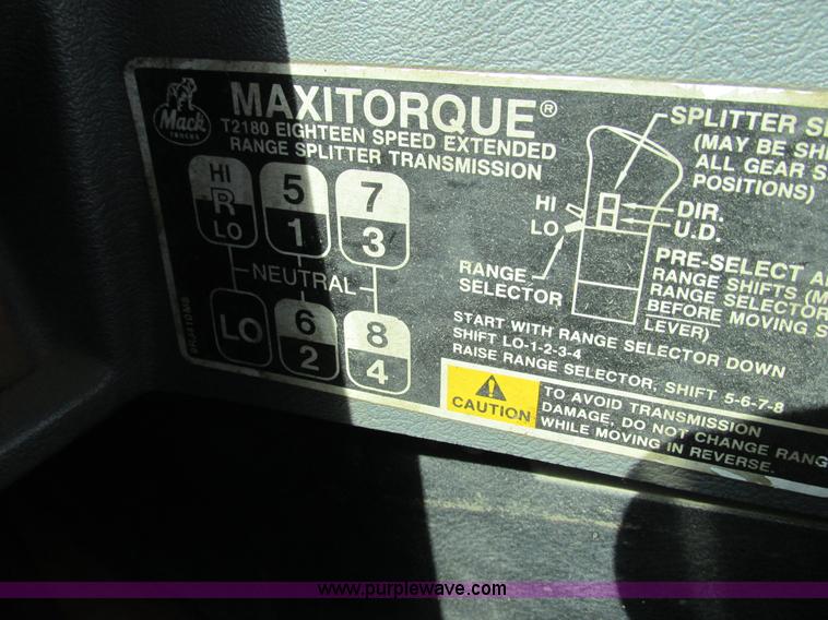 image for item G8802 1998 Mack CH613 semi truck