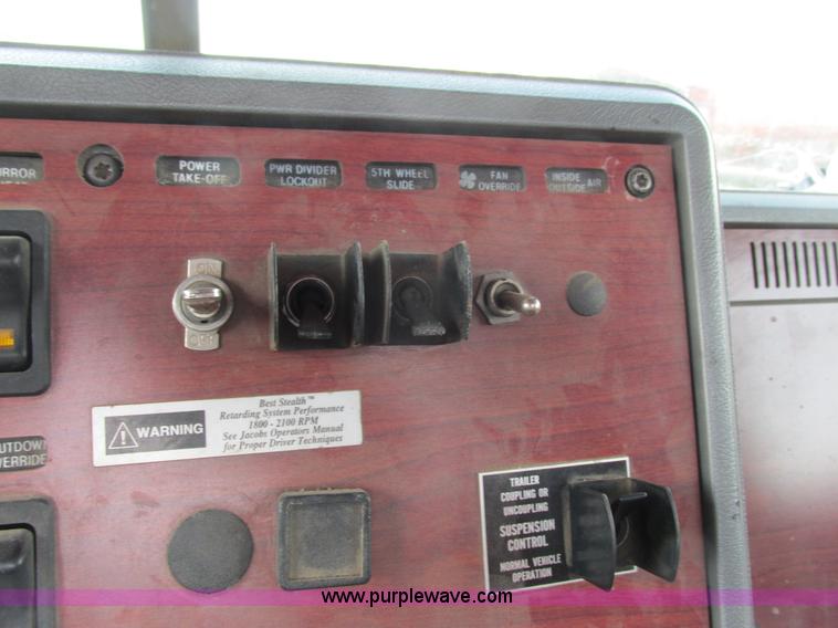 image for item G8802 1998 Mack CH613 semi truck