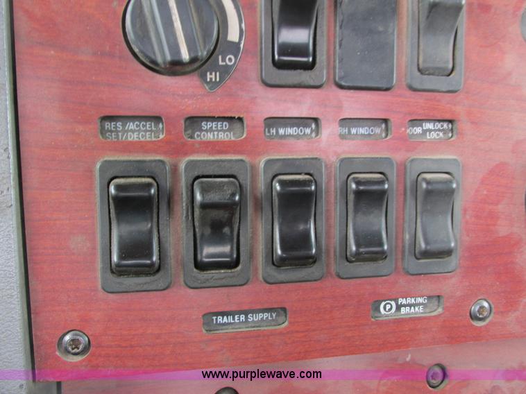 image for item G8802 1998 Mack CH613 semi truck