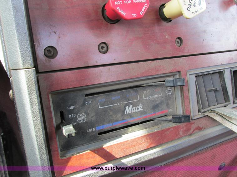image for item G8802 1998 Mack CH613 semi truck