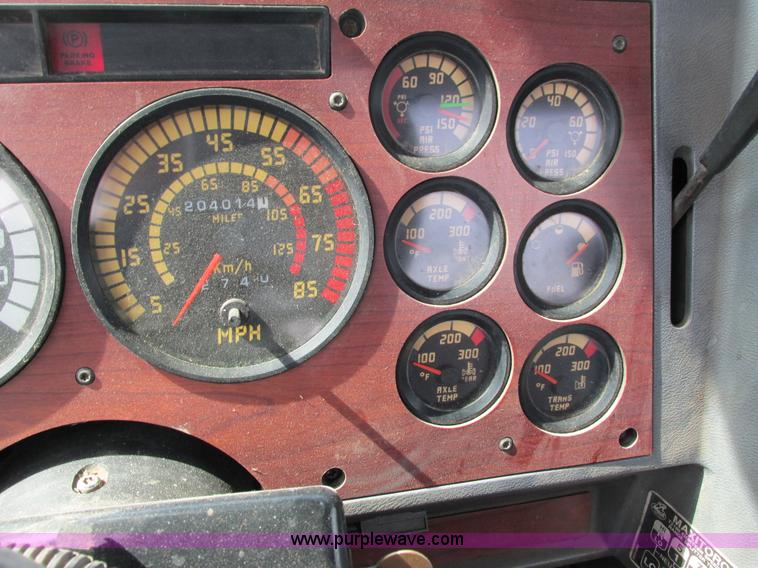 image for item G8802 1998 Mack CH613 semi truck