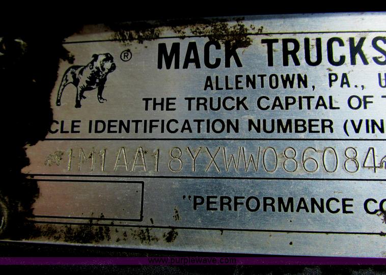 image for item G8802 1998 Mack CH613 semi truck