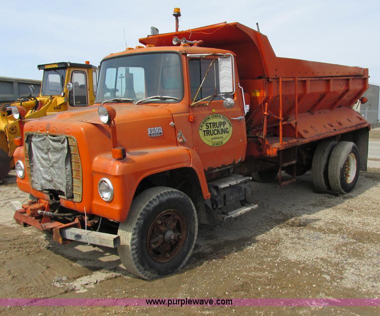 image for item G8807 1982 Ford LN9000 dump truck