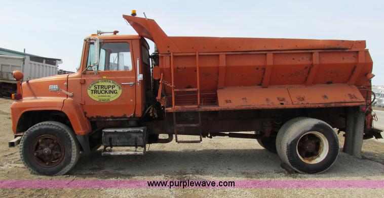 image for item G8807 1982 Ford LN9000 dump truck
