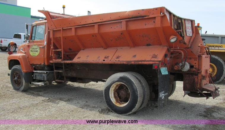 image for item G8807 1982 Ford LN9000 dump truck