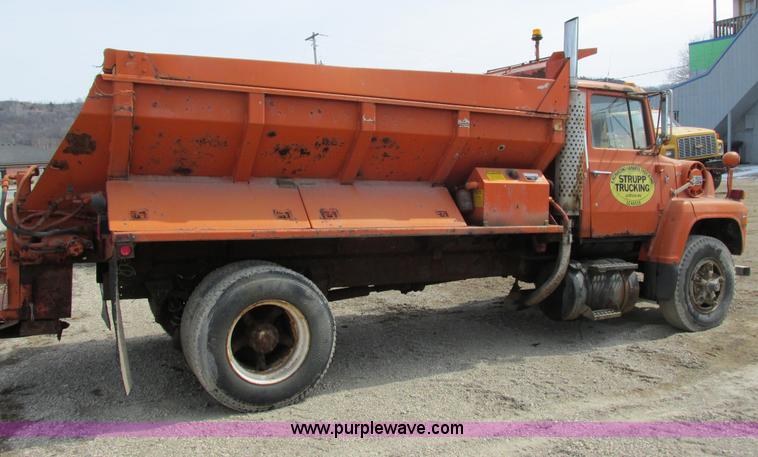 image for item G8807 1982 Ford LN9000 dump truck