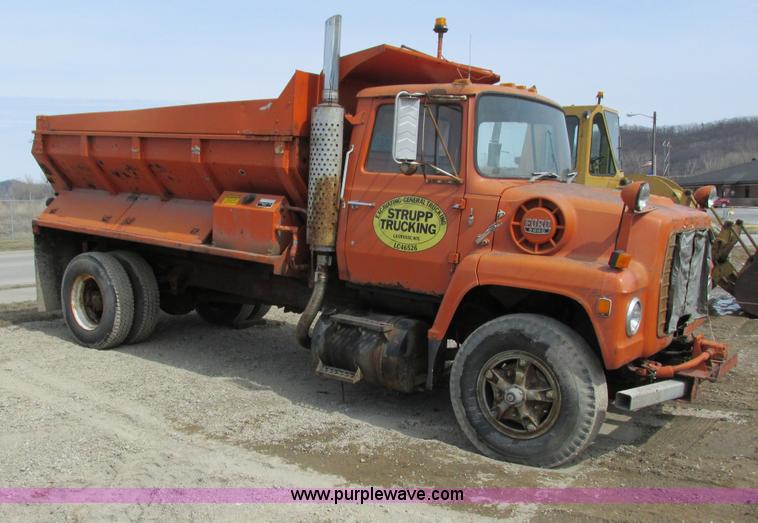 image for item G8807 1982 Ford LN9000 dump truck