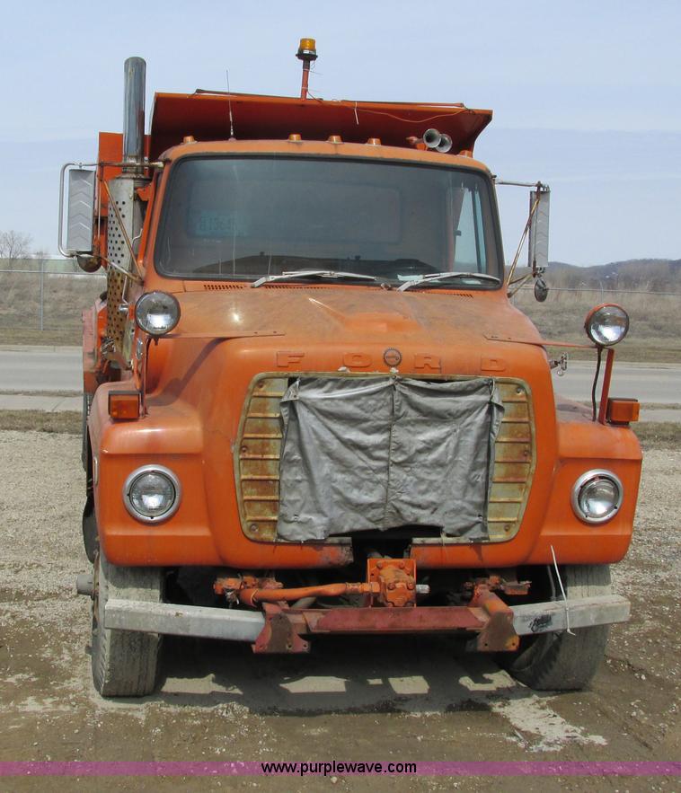 image for item G8807 1982 Ford LN9000 dump truck
