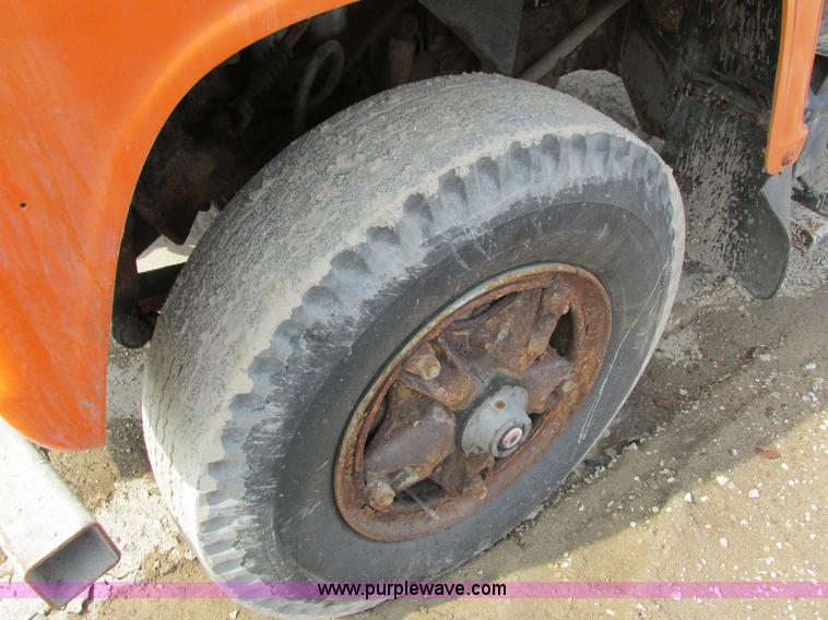 image for item G8807 1982 Ford LN9000 dump truck