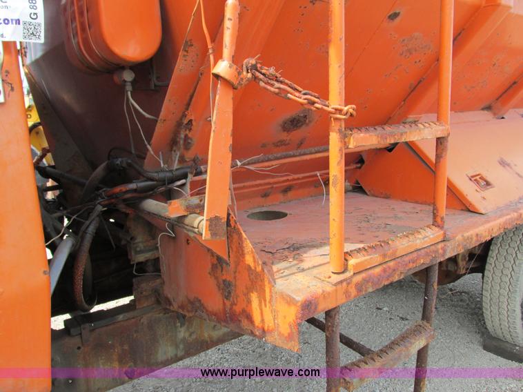 image for item G8807 1982 Ford LN9000 dump truck