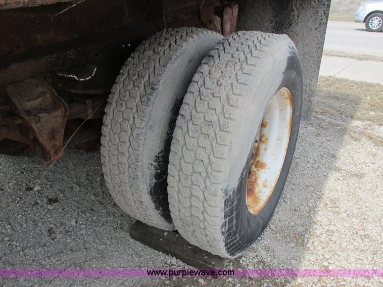 image for item G8807 1982 Ford LN9000 dump truck