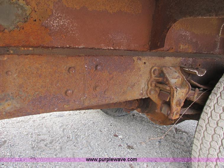 image for item G8807 1982 Ford LN9000 dump truck