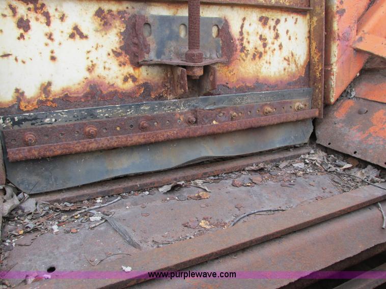 image for item G8807 1982 Ford LN9000 dump truck