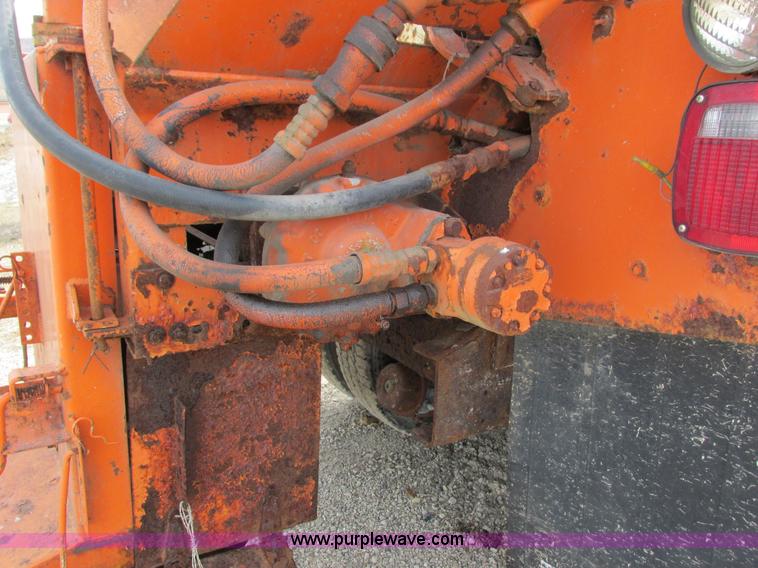 image for item G8807 1982 Ford LN9000 dump truck