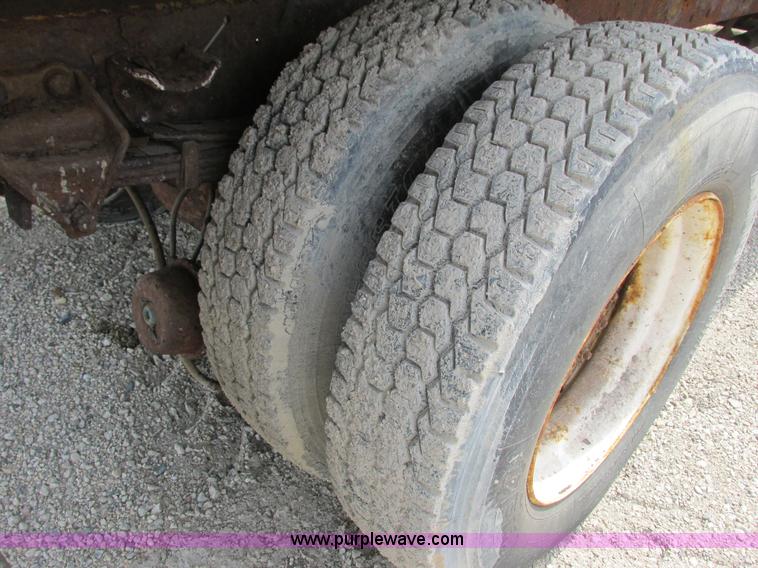 image for item G8807 1982 Ford LN9000 dump truck