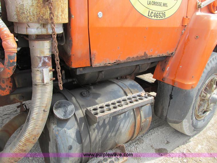 image for item G8807 1982 Ford LN9000 dump truck