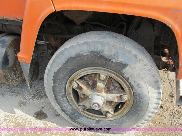 image for item G8807 1982 Ford LN9000 dump truck