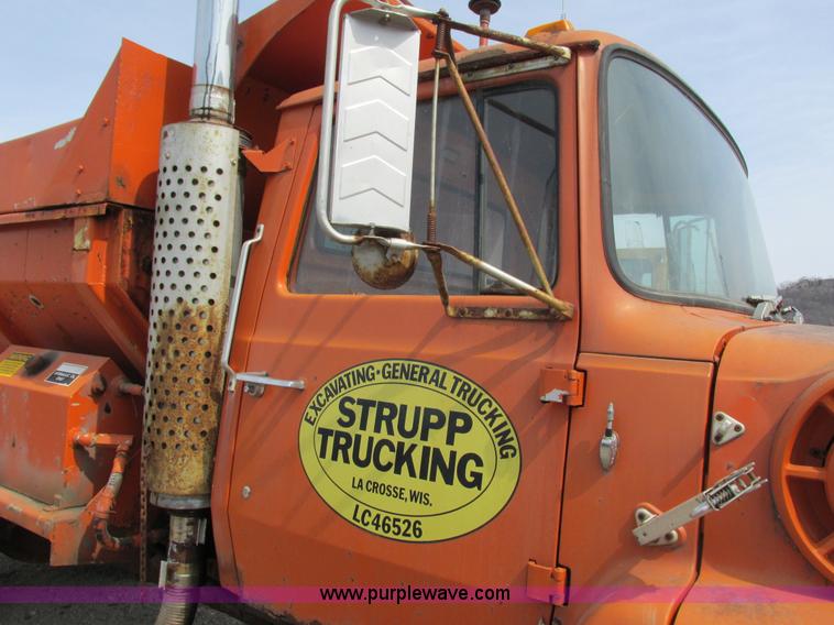 image for item G8807 1982 Ford LN9000 dump truck