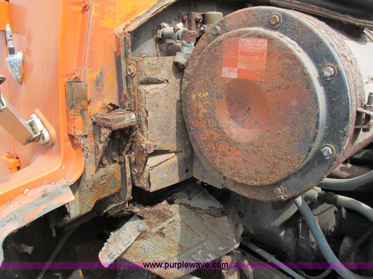 image for item G8807 1982 Ford LN9000 dump truck