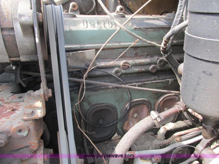 image for item G8807 1982 Ford LN9000 dump truck