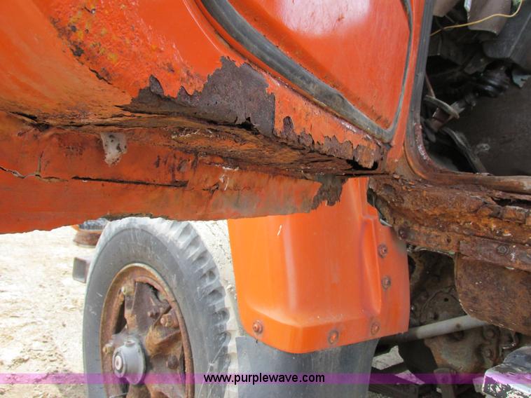 image for item G8807 1982 Ford LN9000 dump truck