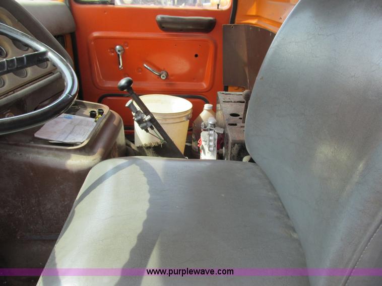 image for item G8807 1982 Ford LN9000 dump truck