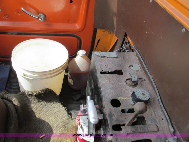 image for item G8807 1982 Ford LN9000 dump truck