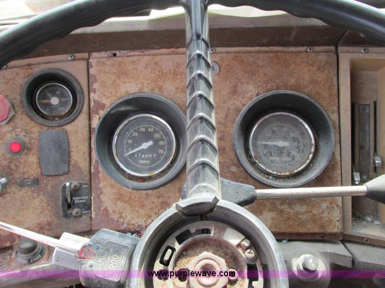 image for item G8807 1982 Ford LN9000 dump truck