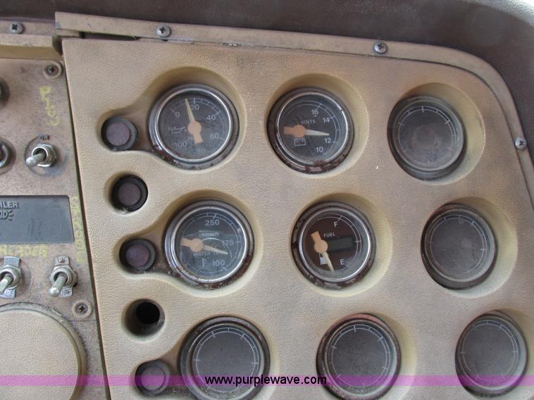 image for item G8807 1982 Ford LN9000 dump truck