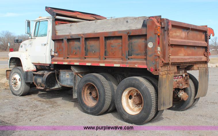 image for item H1412 1989 Ford LNT8000 dump truck
