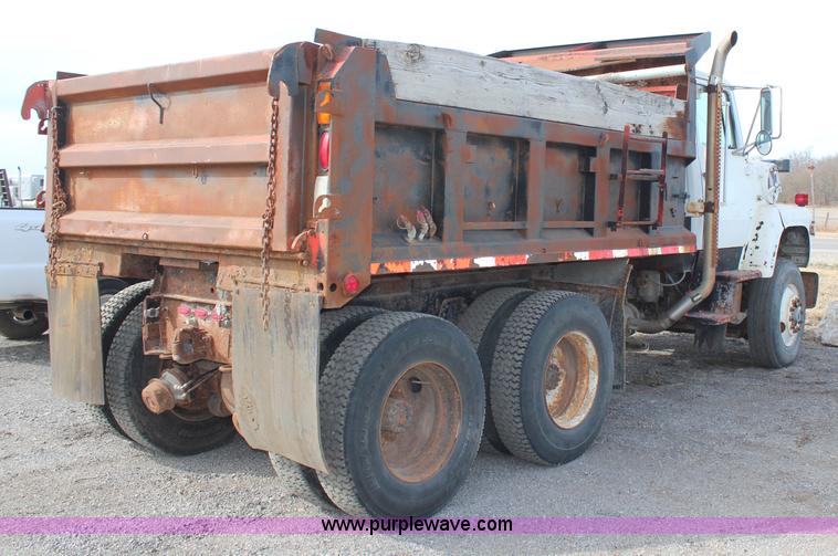 image for item H1412 1989 Ford LNT8000 dump truck