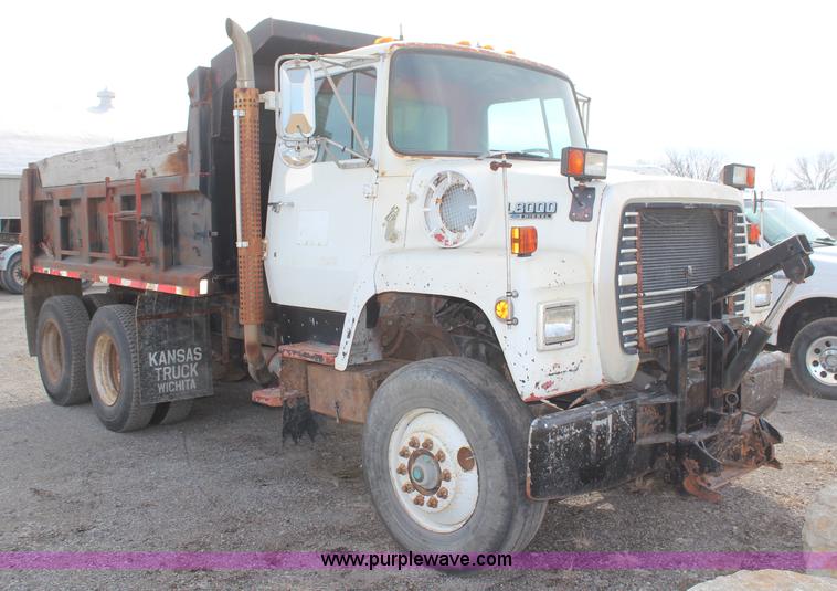 image for item H1412 1989 Ford LNT8000 dump truck