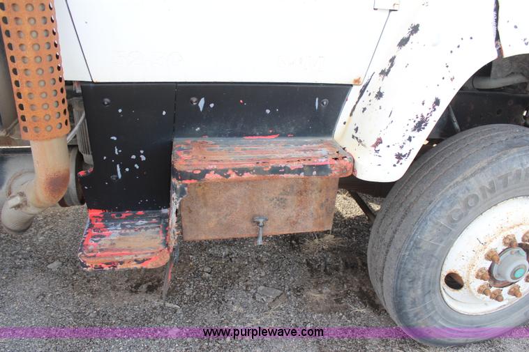 image for item H1412 1989 Ford LNT8000 dump truck