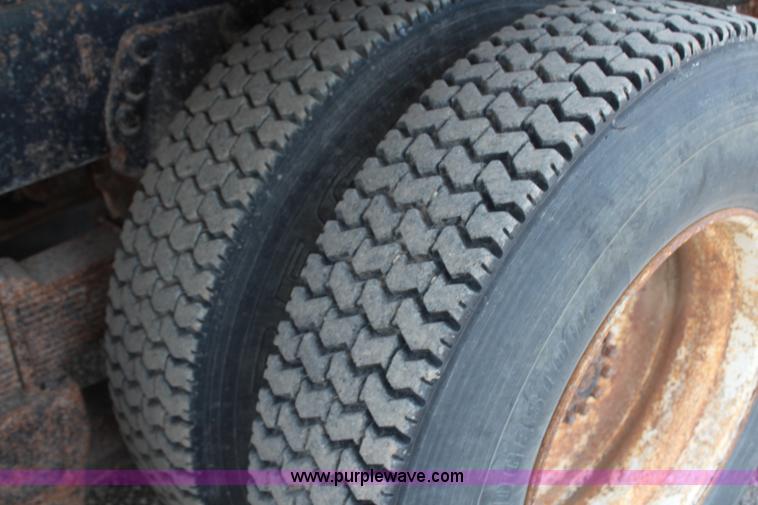 image for item H1412 1989 Ford LNT8000 dump truck