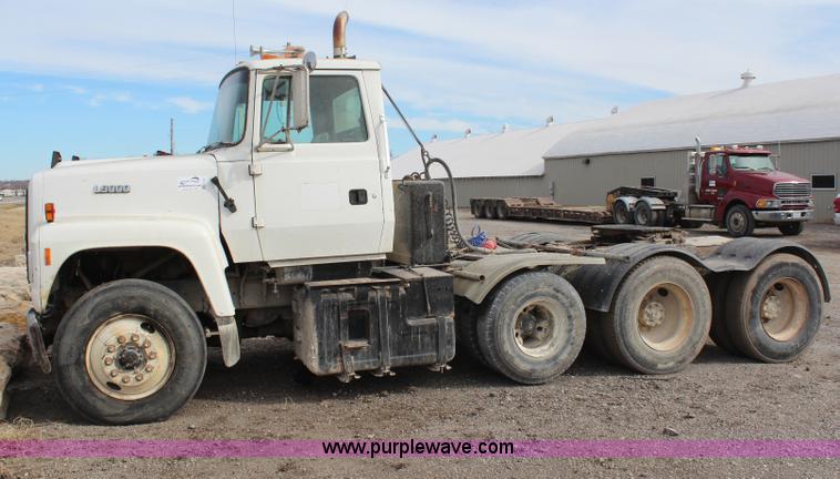 image for item H1417 1992 Ford LT9000 semi tractor