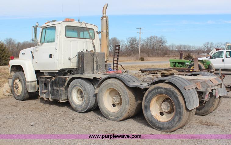 image for item H1417 1992 Ford LT9000 semi tractor