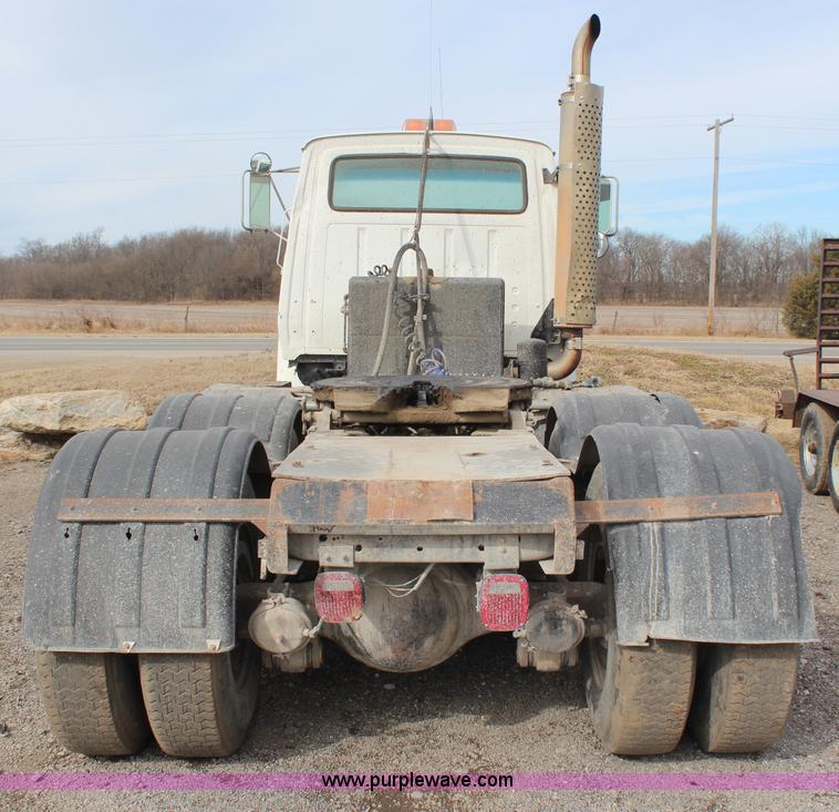 image for item H1417 1992 Ford LT9000 semi tractor
