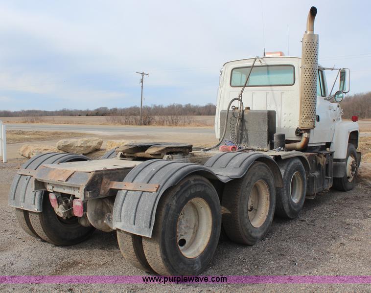 image for item H1417 1992 Ford LT9000 semi tractor