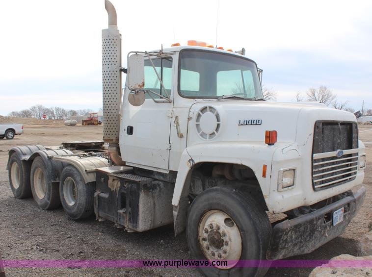 image for item H1417 1992 Ford LT9000 semi tractor